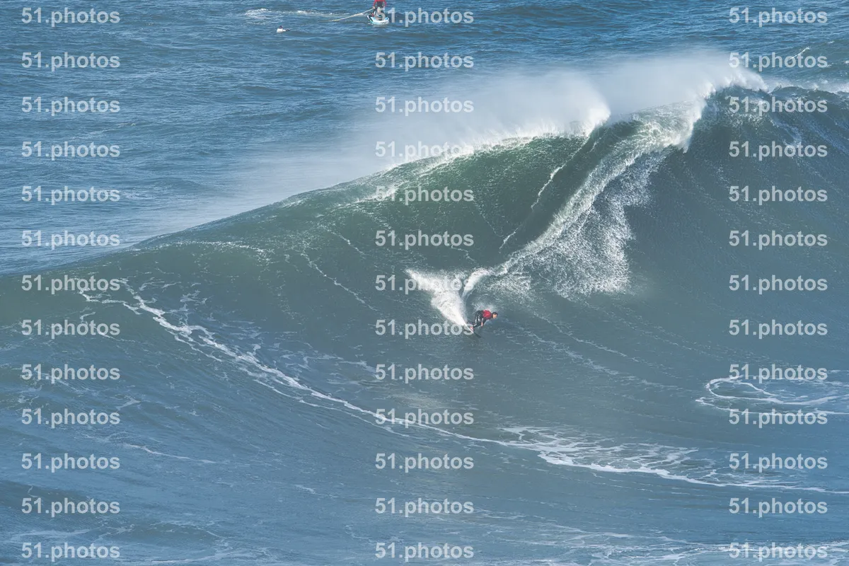 Surfing shot by Lars Van der Veen in Praia Norte