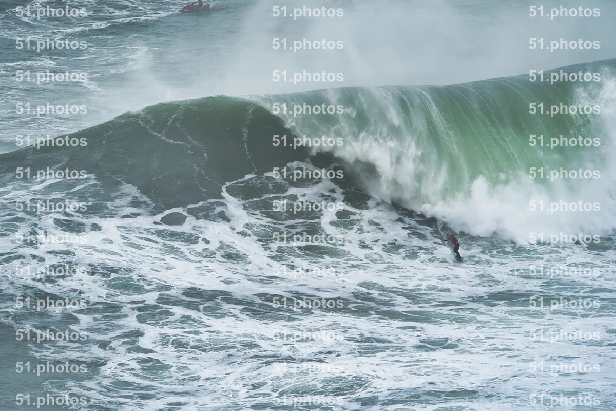 Surfing shot by Lars Van der Veen in Praia Norte
