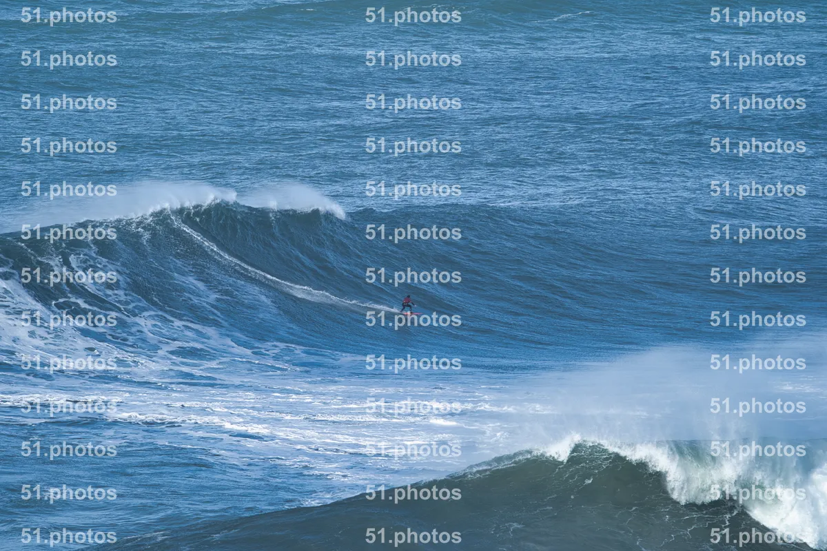 Surfing shot by Lars Van der Veen in Praia Norte