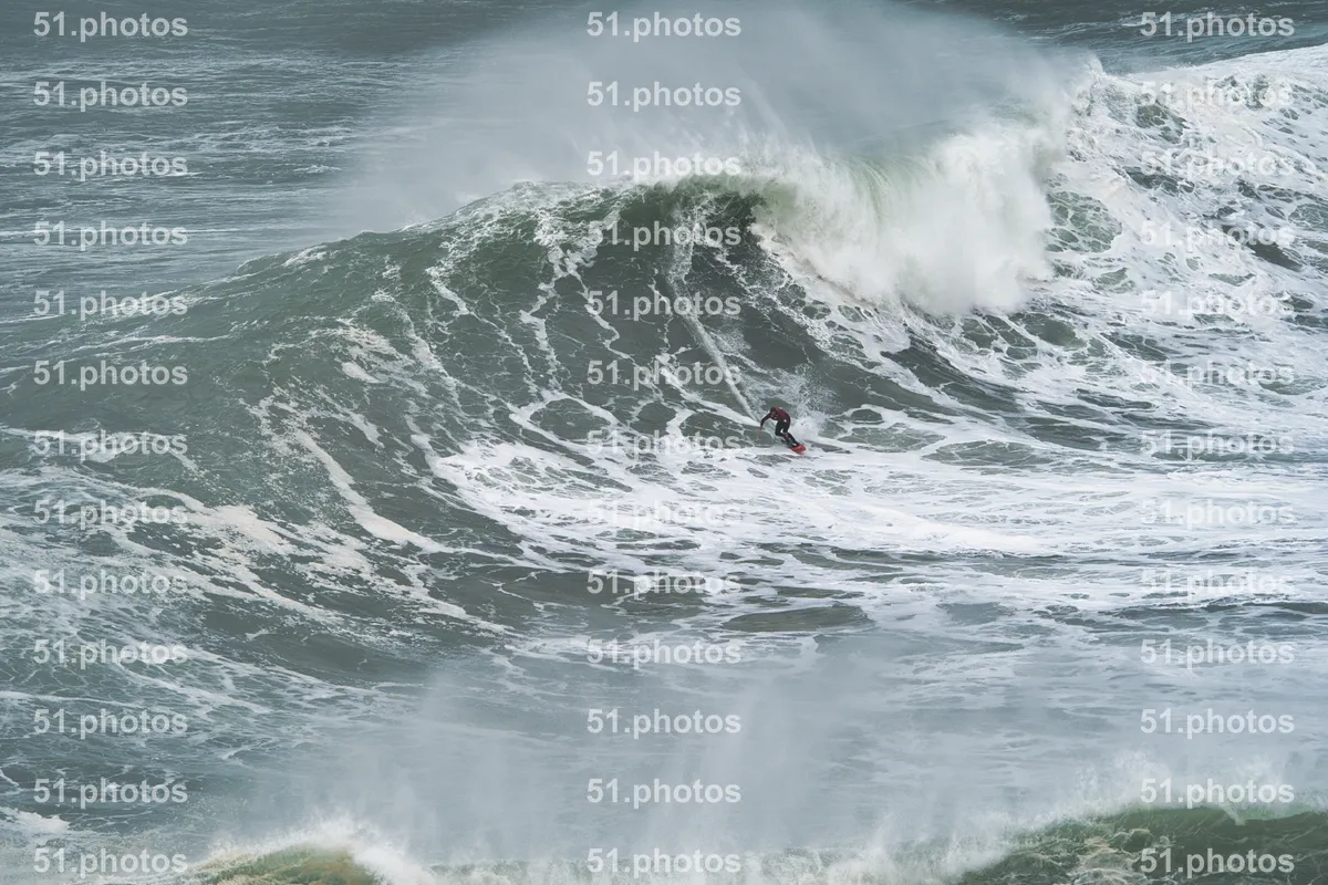 Surfing shot by Lars Van der Veen in Praia Norte