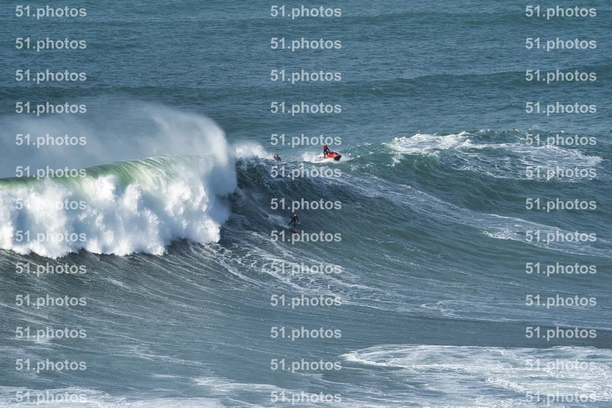 Surfing shot by Lars Van der Veen in Praia Norte